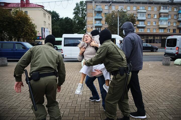 ОМОНовцы в форме оливкового цвета задерживают женщину. Минск, сентябрь 2020 года