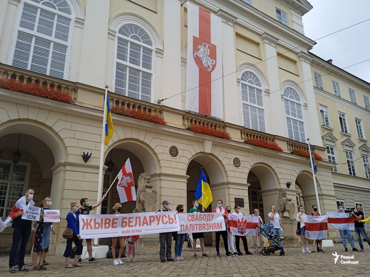 Санкции против режима, акции солидарности и заявления политиков: как мир поддерживал беларусов 9 августа?