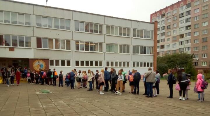 Чтобы попасть в школу, дети выстраиваются в очередь. Это из-за турникетов