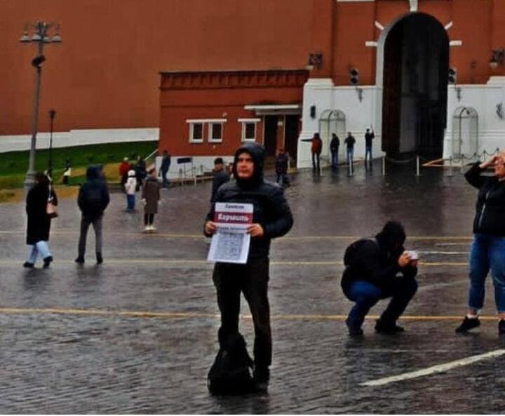 Белорус вышел на Красную площадь в Москве с пикетом против Лукашенко. Его будут судить0