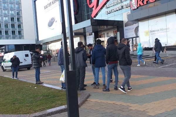 В центре Минска толпятся люди, похожие на мигрантов с Ближнего Востока