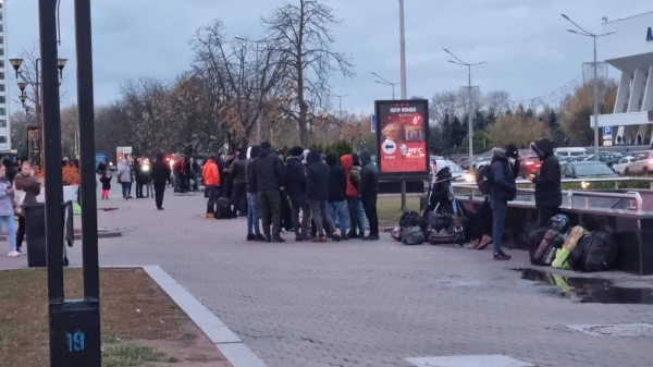 В центре Минска толпятся люди, похожие на мигрантов с Ближнего Востока0