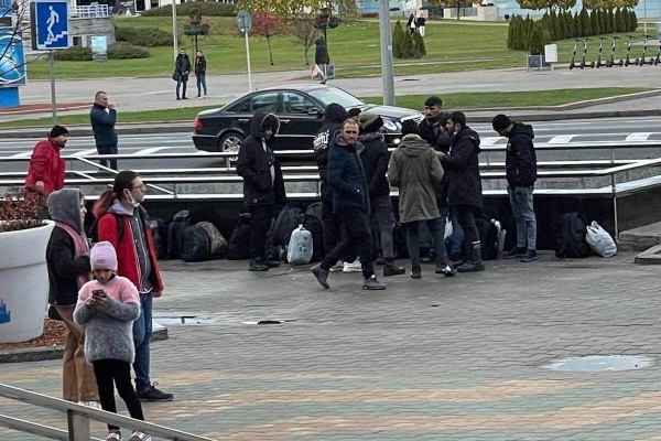 В центре Минска толпятся люди, похожие на мигрантов с Ближнего Востока