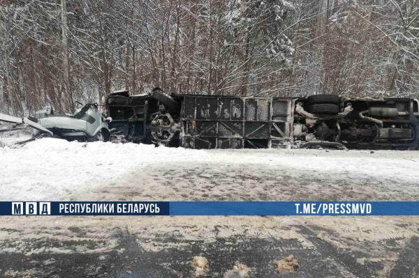 Туристический автобус с россиянами улетел в кювет и опрокинулся на трассе М8