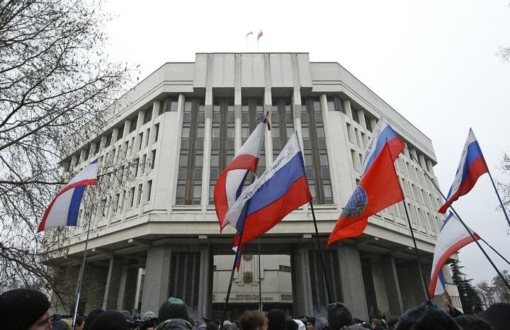 Митинг у здания парламента Крыма. 27 февраля 2014 года. Фото: Reuters