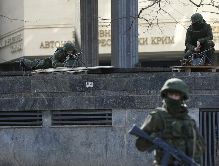 «Силы самообороны» у здания парламента Крыма. 1 марта 2014 года. Фото: Reuters