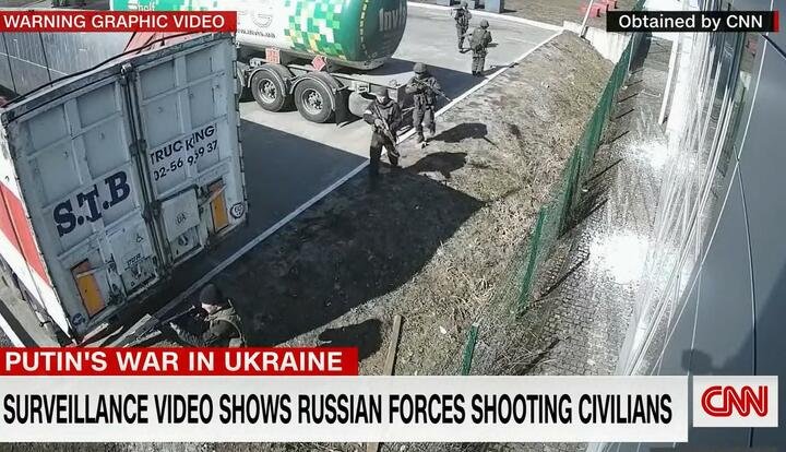 Российские военные подходят к посту охраны. Фото: Скриншот видео телеканала CNN