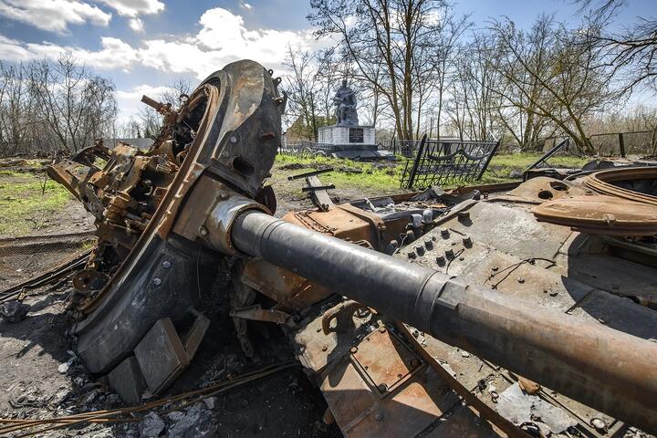 Уничтоженный российский танк в деревне Лукьяновка, Киевской области. Фото: Reuters