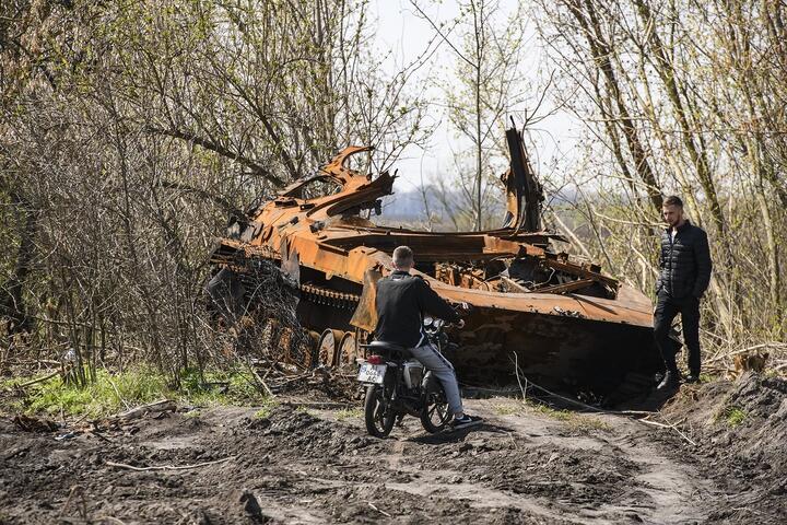 Уничтоженная российская техника в деревне Новая Босань, Черниговской области. Фото: Reuters