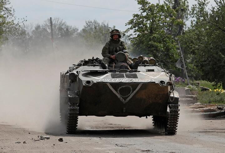 Российский военнный на бронетранспортере на улице города Попасная Луганской области, Украина, 26 мая 2022 года. Фото: Reuters