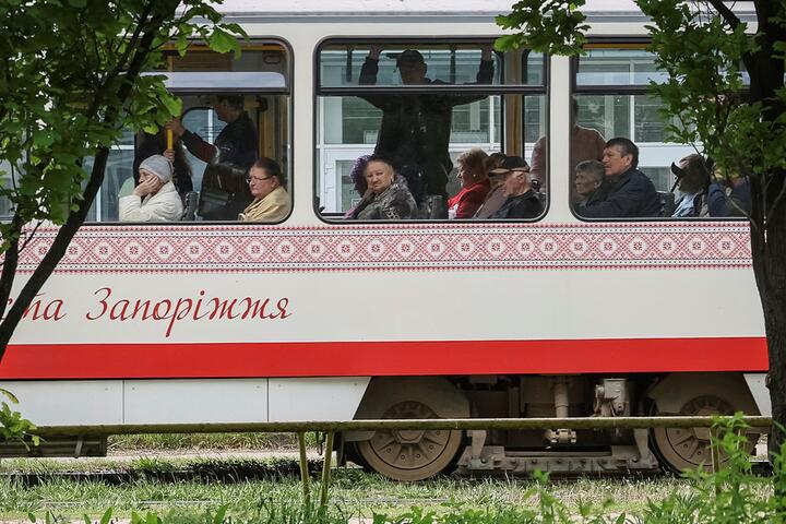 Пассажиры в трамвае в центре Запорожья.13 мая 2022 года.Фото: Reuters