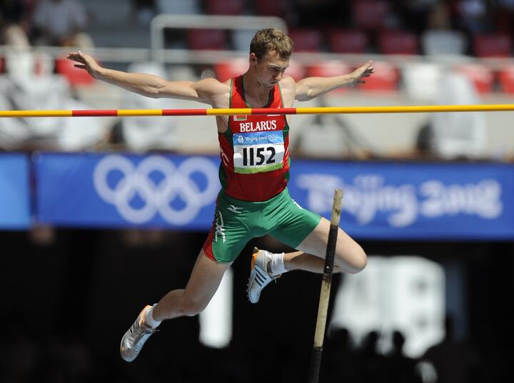 Андрей Кравченко прыгает с шестом на Олимпиаде-2008. Фото: REUTERS/Kai Pfaffenbach (CHINA)