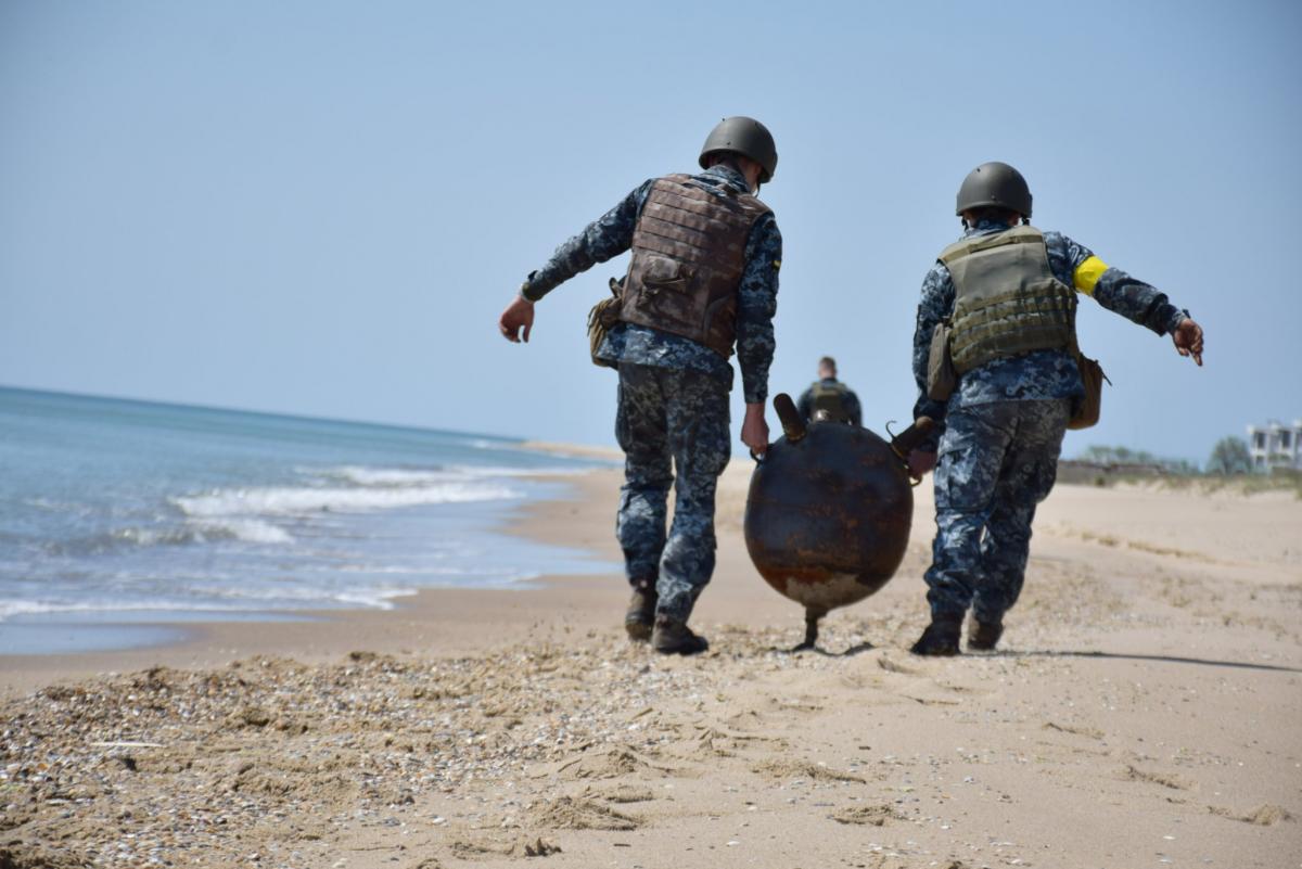 В Черном море штормом сорвало с якоря две вражеские морские мины / фото facebook.com/okPivden