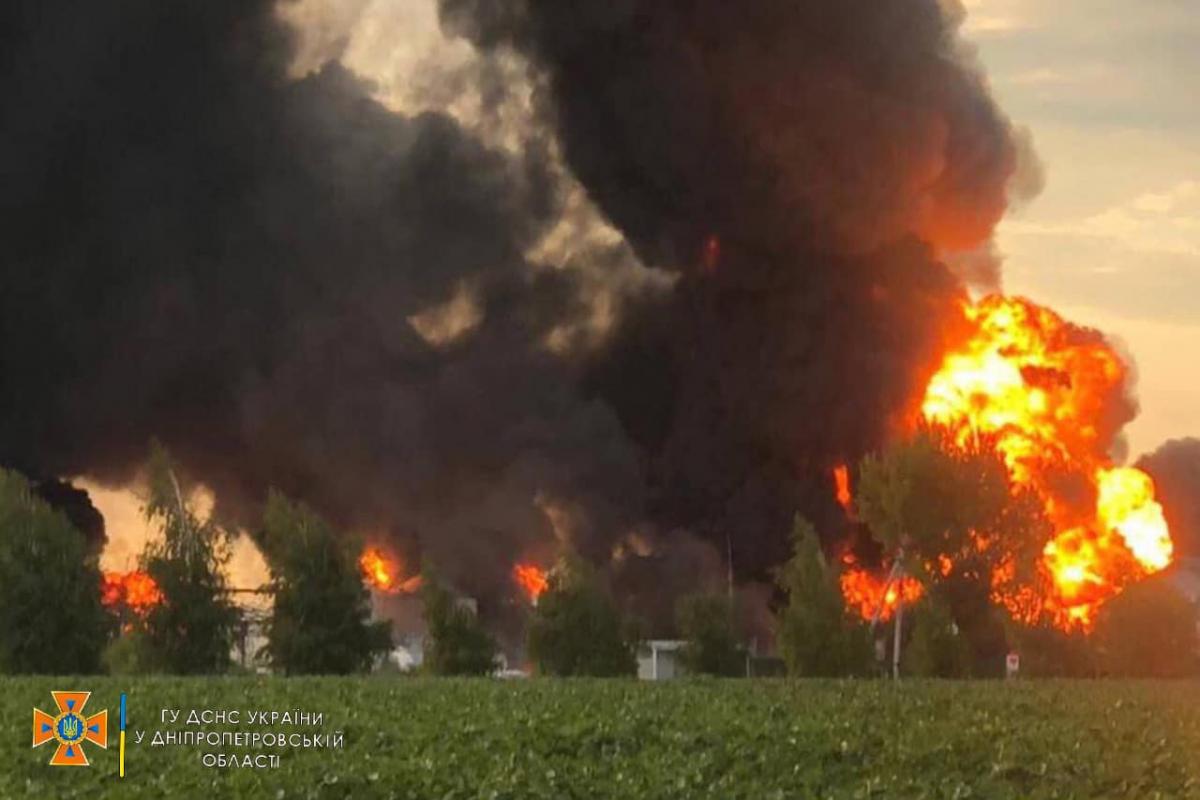 Возросло число жертв ракетного удара по нефтебазе на Днепропетровщине / фото ГСЧС