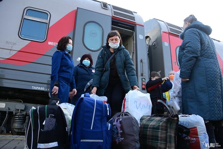 Беженцы из Мариуполя прибыли на вокзал в городе Находка Приморского края России. Фото: newsvl.ru