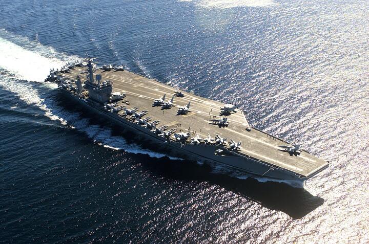 Американский авианосец USS Nimitz в море. Источник: wikipedia.org