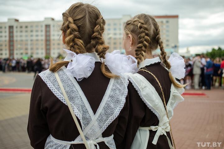 В Беларуси рассматривают введение обязательной школьной формы. А исполнение гимна и поднятие флага — уже не обсуждаются0