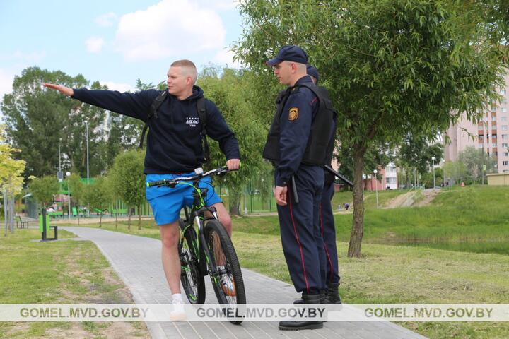 Милиционерам Гомеля выдали велосипеды. Они будут ездить в штатском и ловить нарушителей1