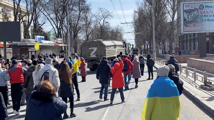 Жители Херсона протестуют против российской оккупации. 20 марта 2022 года. Фото: Reuters