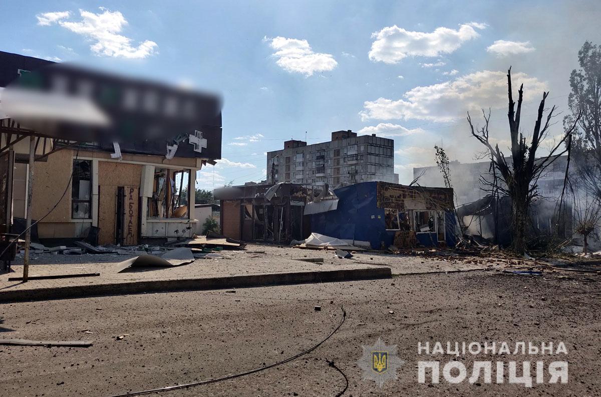 Снаряды захватчиков попали в администрацию рынка и здания магазинов / фото t.me/UA_National_Police