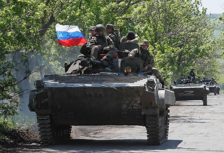 Конвой российской бронетехники едет по дороге под Мариуполем в Донецкой области, Украина, 20 мая 2022 года. Фото: Reuters