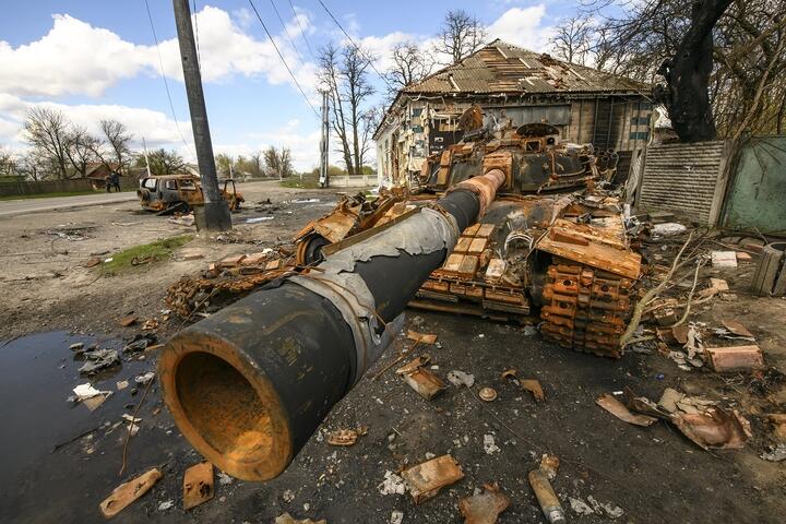 Уничтоженный российский танк в деревне Колычевка Черниговской области. Фото: Reuters