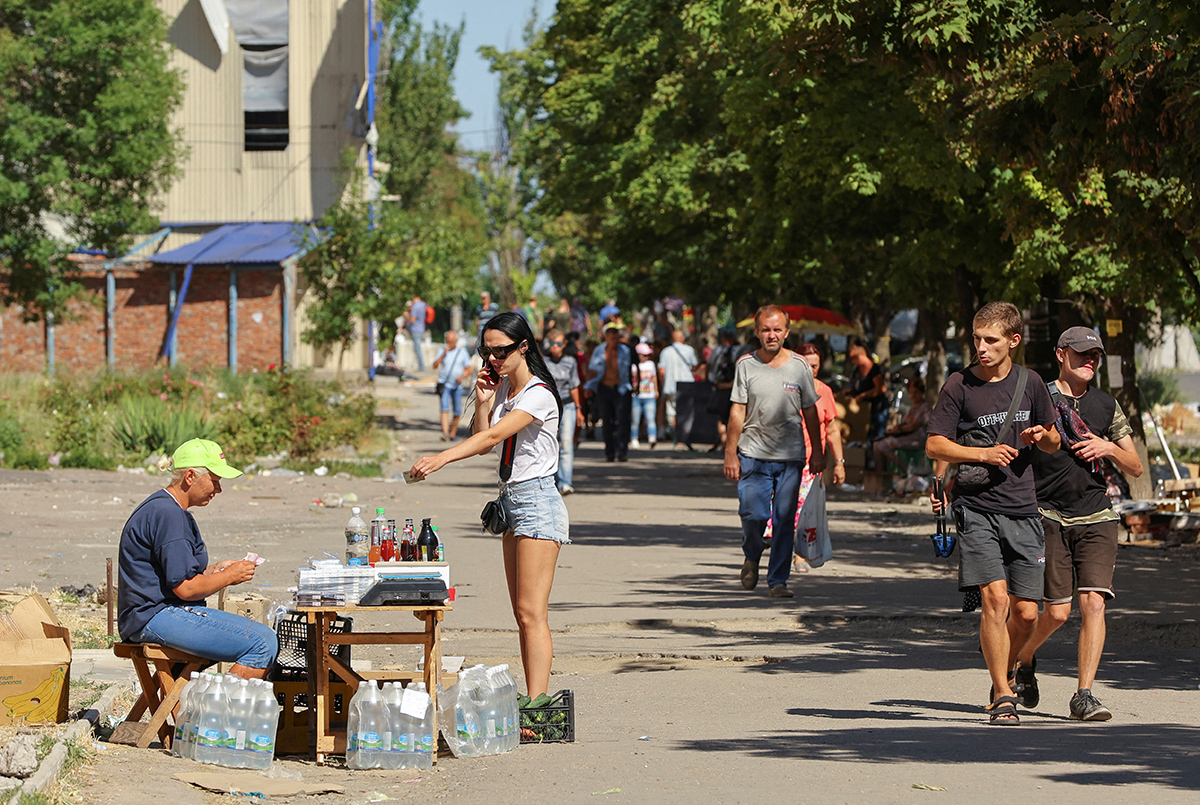 Уличная торговля водой и овощами. Мариуполь, Украина, 18 июля 2022 года. Фото: Reuters