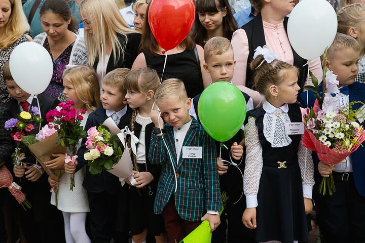 В слуцкой школе выбрали единый элемент школьной одежды. Для мальчиков — галстуки, для девочек — косынки0