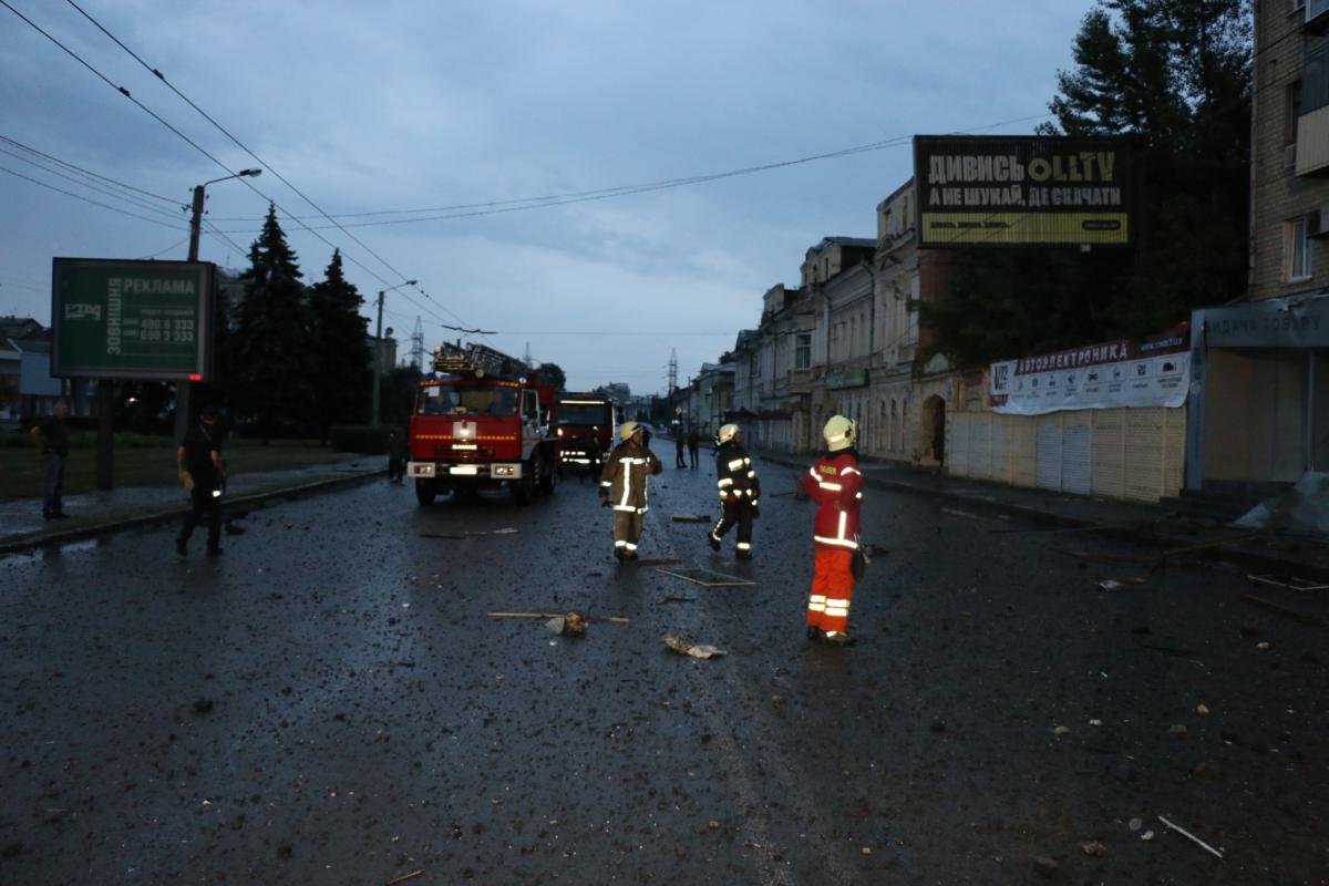 Ракетный удар по Харькову: появились первые кадры разрушенной многоэтажки