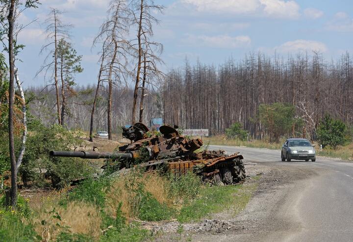 Уничтоженный танк на трассе в Северодонецк. Фото: Reuters