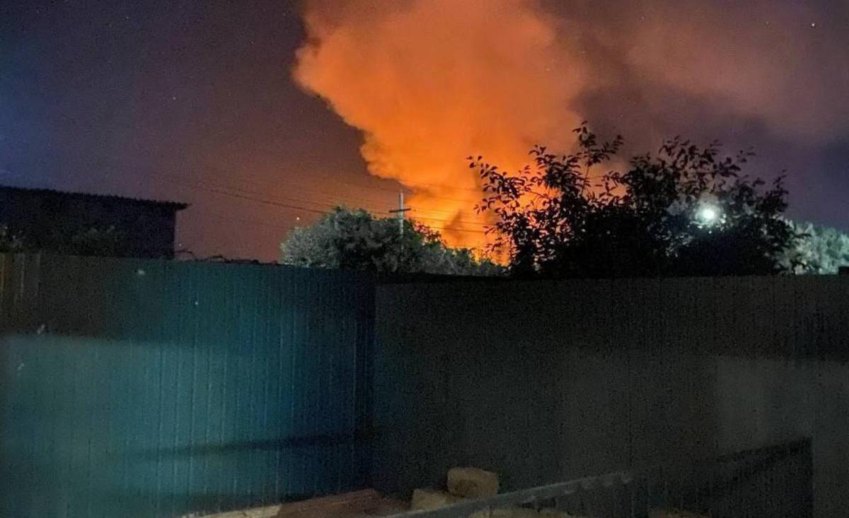 В Луганской области взорвали вражеский склад боеприпасов / скриншот