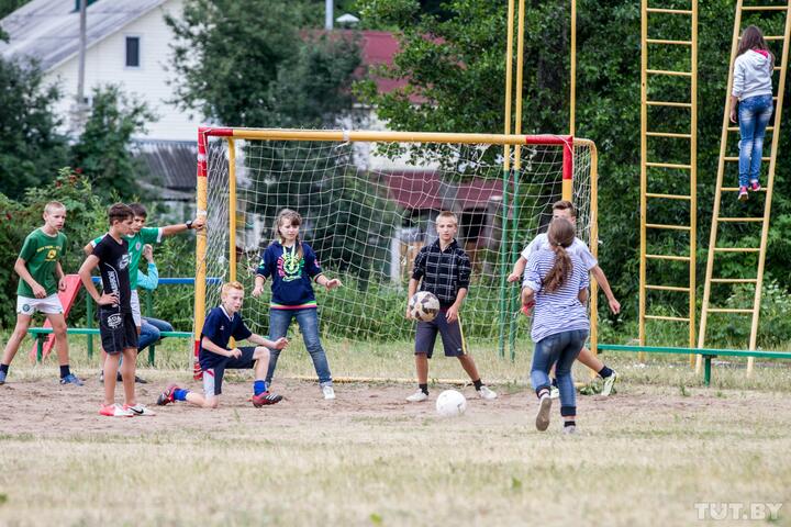 «В дорогу дали 100 рублей и банковскую карту». Узнали, куда белорусы отправляют отдыхать своих детей и сколько денег на это тратят0