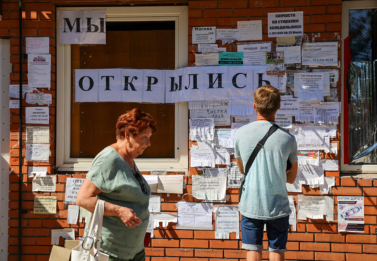 Доска объявлений на жилом доме. Мариуполь, Украина, 18 июля 2022 года. Фото: Reuters