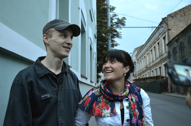 Дмитрий и Наста под стенами гродненской тюрьмы после освобождения Дашкевича, 2013 год. Фото: Белорусский Партизан