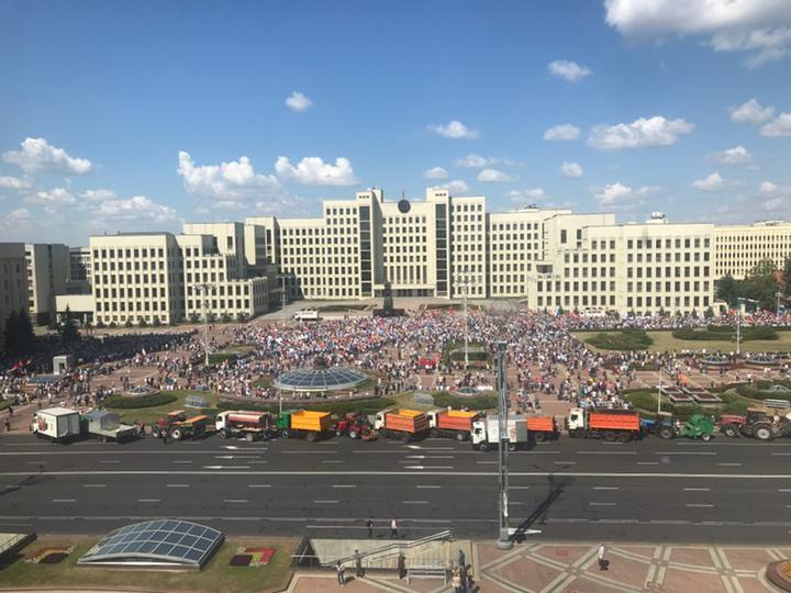 Два года назад в Минске прошли два митинга: в поддержку Лукашенко и за честные выборы. Сравниваем их масштаб на двух фото0