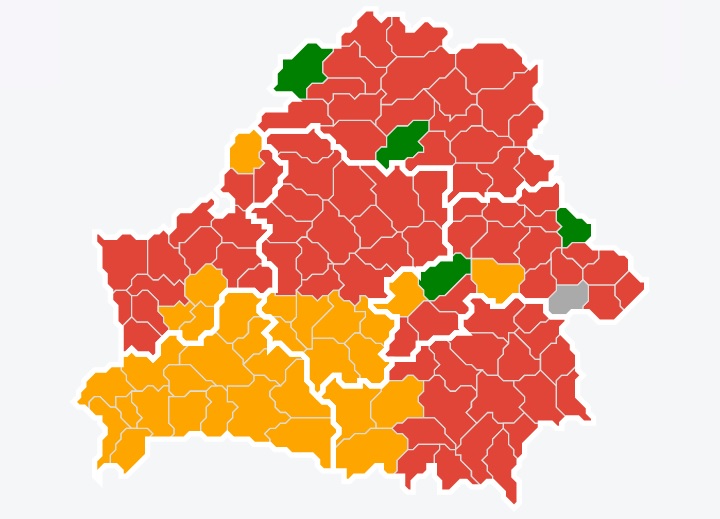 Карта Беларуси, на которой красным цветом отмечены районы, где посещение лесов запрещено, желтым - где ограничего, зеленым, где разрешено. Данные на 15.00 23 августа. Иллюстрация: Минлесхоз Беларуси
