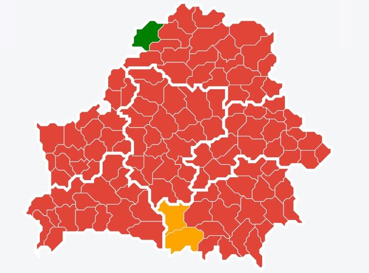 Карта Беларуси, на которой красным цветом отмечены районы, где посещение лесов запрещено, желтым — где ограничено, зеленым, где разрешено. Данные на 11.00 25 августа. Иллюстрация: Минлесхоз