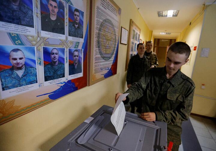 Военнослужащий самопровозглашенной Луганской Народной Республики (ЛНР) голосует во время референдума о присоединении ЛНР к России в воинской части в Луганске, Украина, 23 сентября 2022 года. Фото: Reuters