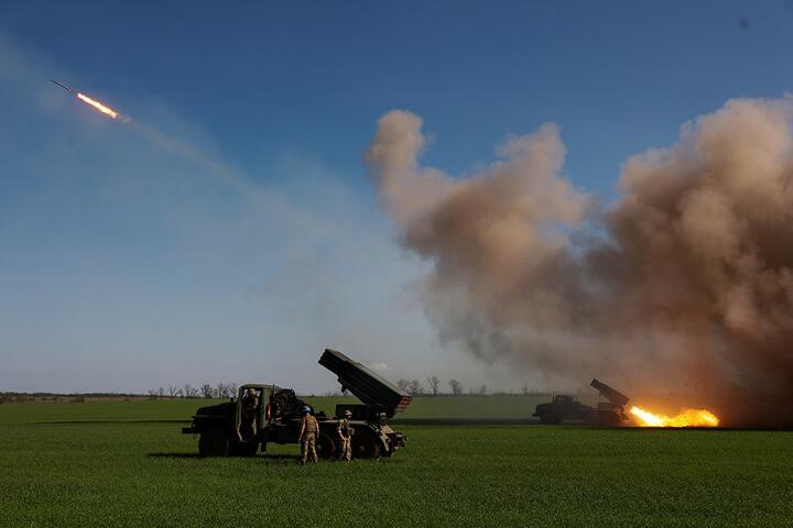 Украинские военнослужащие ведут огонь из реактивной системы залпового огня БМ-21 «Град», Луганская область, Украина, 26 апреля 2022 года, Фото: Reuters