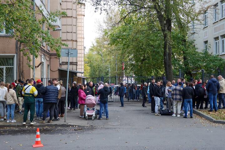 Мужчины, призванные в российскую армию во время частичной мобилизации, прощаются со своими родными и близкими у военного комиссариата в Москве, Россия, 23 сентября 2022 года. Фото: Reuters