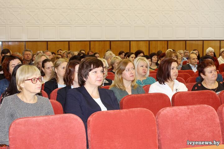 Обсуждение законопроекта о Всебелорусском народном собрании в Ивьеском райисполкоме. Фото: ivyenews.by/