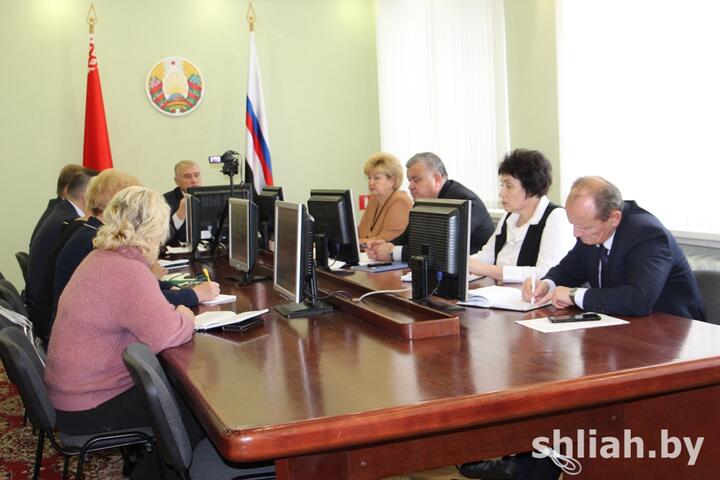 В Сморгонском райисполкоме прошла диалоговая площадка с участием депутата Палаты представителей Национального собрания Республики Беларусь Виктора Свилло. Фото: shliah.by