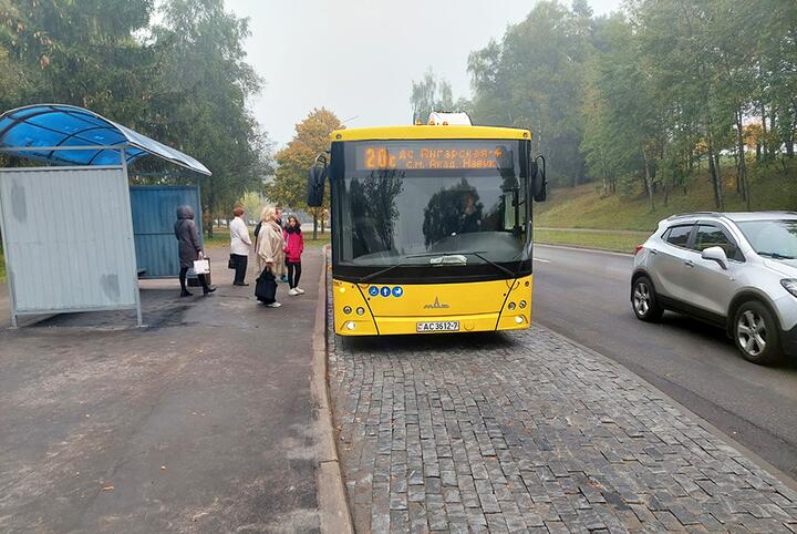 Вымощенная брусчаткой остановка. Фото: "Минск-Новости", "Ремавтодор" Заводского района