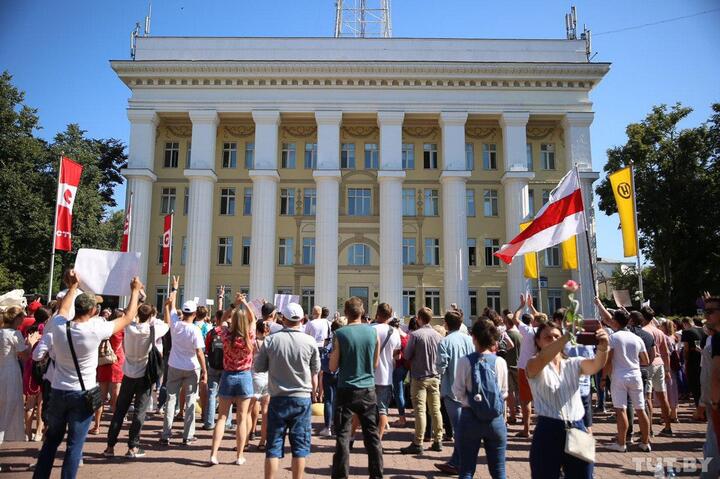 Акция протеста у здания Белтелерадиокомпании, Минск, 17 августа 2020 года. Фото: TUT.BY