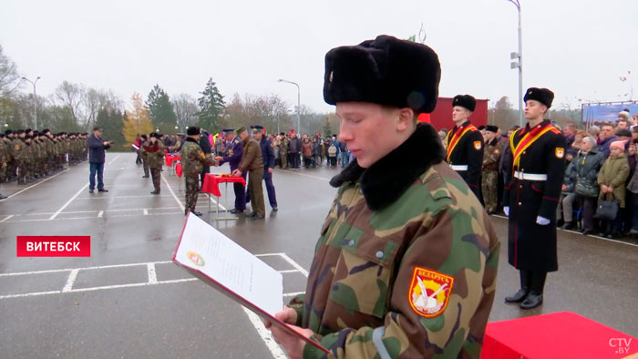 Илья Кароза принимает присягу в Витебском кадетском училище. Скриншот видео СТВ