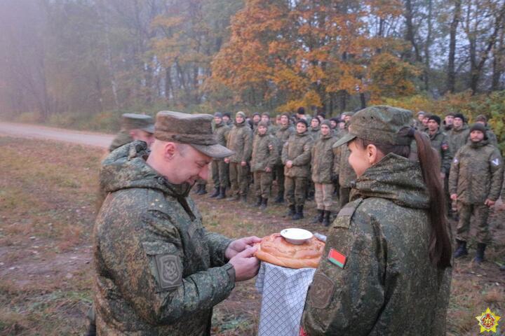 Пожаловались на всех соседей, кроме России, и обещали их стратегически сдержать. О чем рассказали иностранным атташе в Минобороны Беларуси0