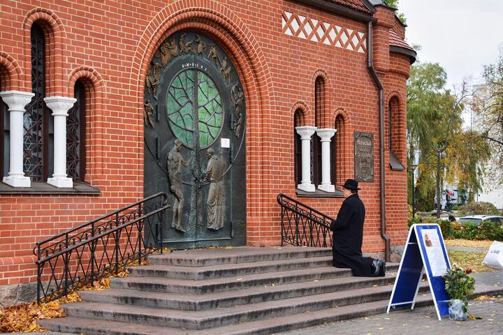 Владислав Завальнюк молится перед закрытым костелом, 11 октября. Фото: facebook.com/Viktar.Vedzen