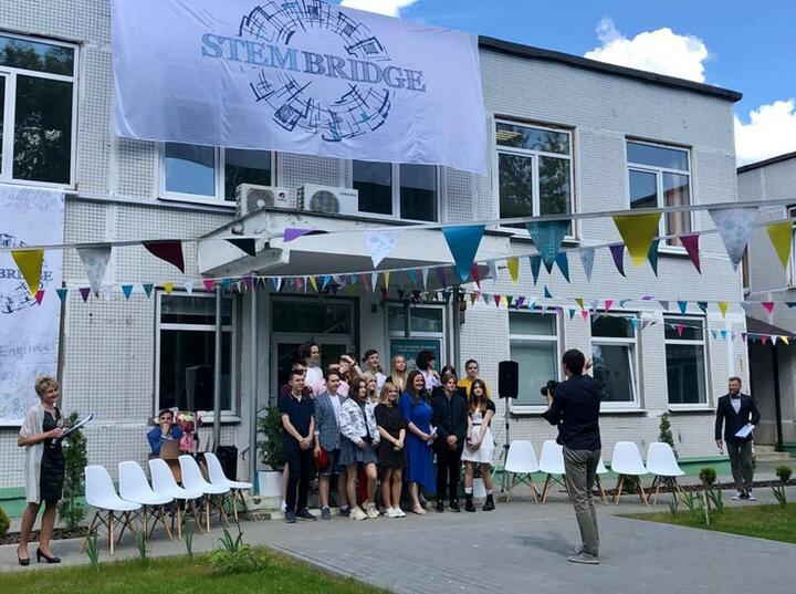 Первый выпускной в школе "Стембридж" в Минске, 2021 год. Фото: facebook.com/stembridge.by