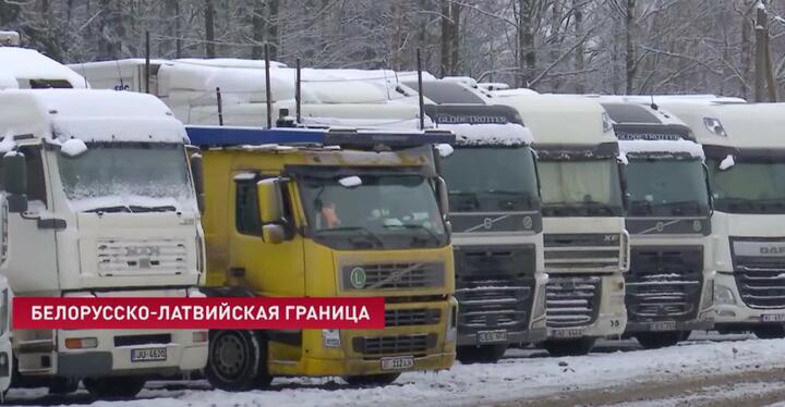 Фуры в очереди на границе. Скриншот видео