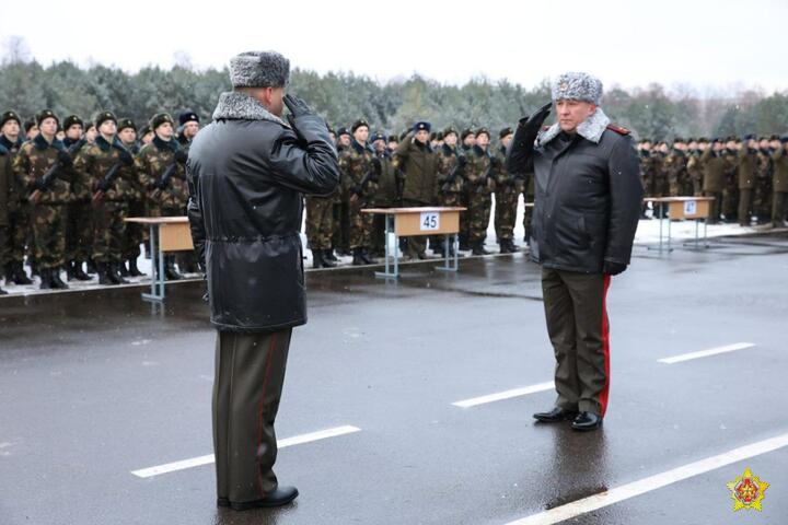 Министр обороны Виктор Хренин в Печах, где новобранцы принимаю присягу. 19 ноября 2022 года. Фото: телеграм-канал Министерства обороны